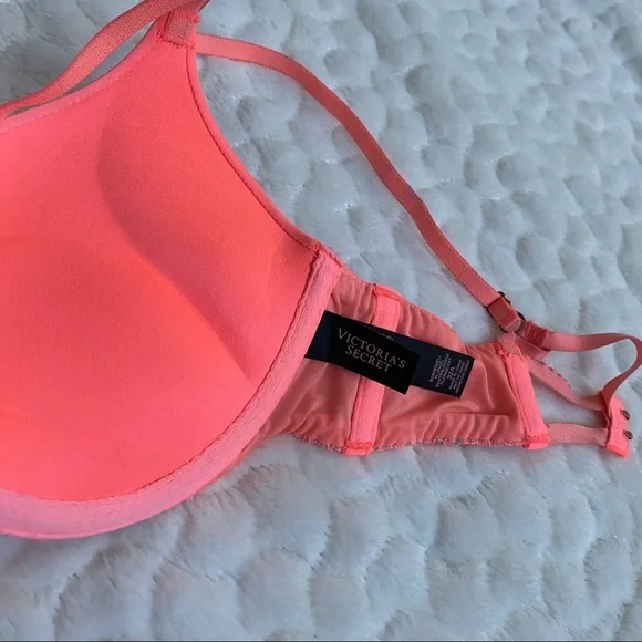 Victoria Secret Bombshell Lace Plunge Push Up Bra